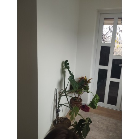 Мебель для небольшой прихожей с местами для хранения вещей.